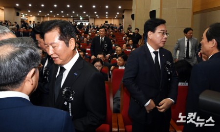 추도식 마치고 일어서는 정청래-송언석