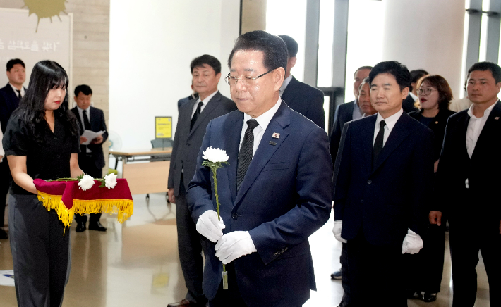 김영록 전라남도지사가 18일 오전 목포 김대중노벨평화상기념관에서 열린 '김대중 대통령 서거 16주기 추모식'에 참석해 헌화·묵념을 하고 있다. 전라남도 제공