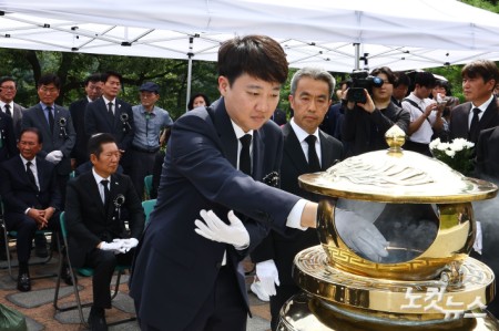 김대중 서거 16주기 묘역 참배