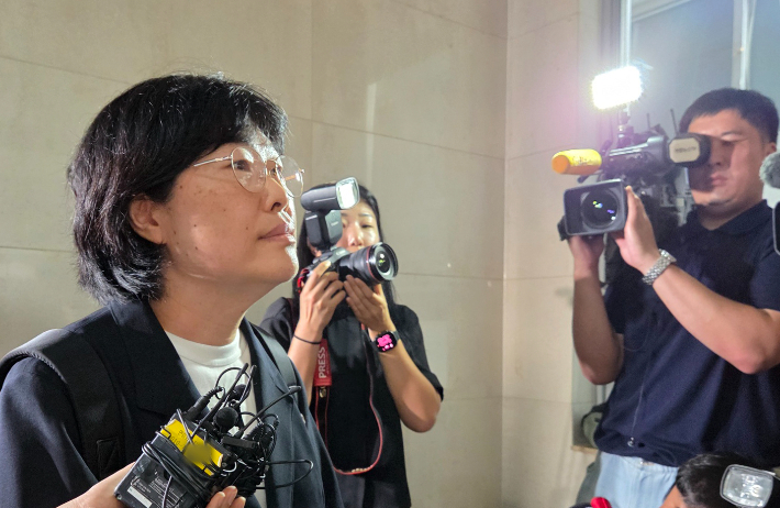 채상병 순직 사건 수사 외압·은폐 의혹의 주요 인물 중 한 명인 유재은 전 국방부 법무관리관이 18일 피의자 신분으로 조사받기 위해 서울 서초구 순직해병특별검사팀에 출석하고 있다. 연합뉴스