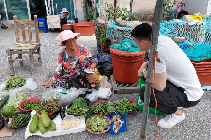 이번 전도여행은 '항구 전도와 땅밟기 기도', '가가호호전도', '마을회관 전도' 등 다양한 프로그램으로 진행됐다. 평해감리교회 제공 