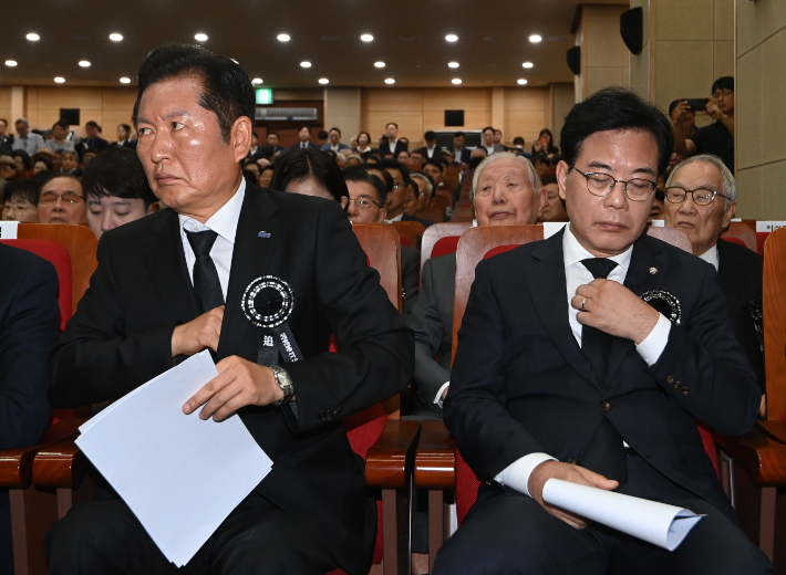 더불어민주당 정청래 대표(왼쪽)와 국민의힘 송언석 비상대책위원장 겸 원내대표가 18일 서울 동작구 국립서울현충원 현충관에서 열린 '김대중 전 대통령 서거 16주기 추도식'에 참석하고 있다. 윤창원 기자