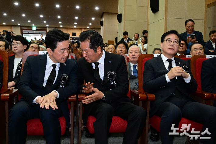 더불어민주당 정청래 대표가 18일 서울 동작구 국립서울현충원 현충관에서 열린 '김대중 전 대통령 서거 16주기 추도식'에 참석해 강훈식 대통령 비서실장과 대화하고 있다. 오른쪽은 국민의힘 송언석 비상대책위원장 겸 원내대표. 윤창원 기자