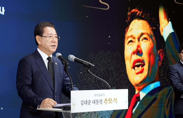 김영록 전남지사가 18일 열린 고 김대중 대통령 서거 16주 추모식에서 추모사를 하고 있다. 전라남도 제공 