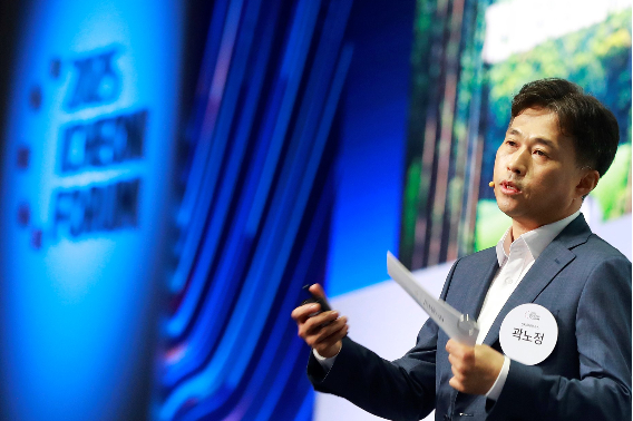 SK하이닉스 곽노정 대표이사 사장이 18일 서울 광진구 워커힐 호텔에서 열린 '이천포럼 2025'에서 개막 연설을 진행하고 있다. SK 제공