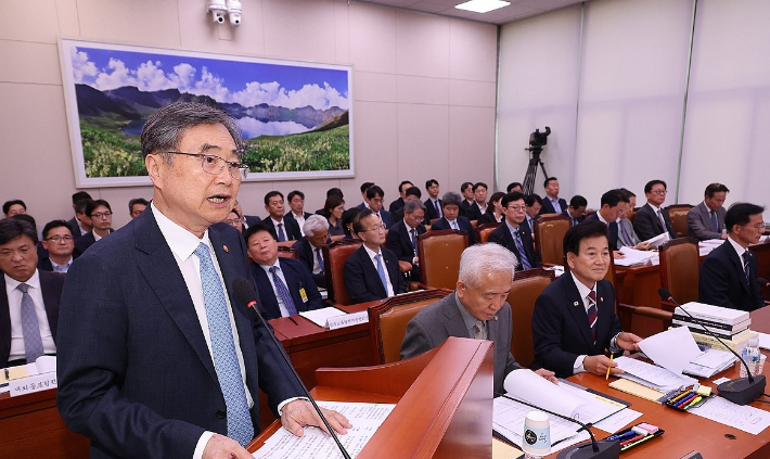 조현 외교부 장관이 18일 국회에서 열린 외교통일위원회 전체회의에서 2024 회계연도 결산 관련 제안 설명을 하고 있다. 연합뉴스