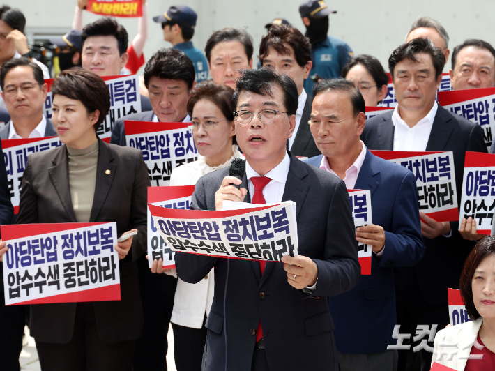 국민의힘 송언석 비대위원장 겸 원내대표가 18일 오후 서울 종로구 KT광화문빌딩 웨스트에 마련된 김건희 특검 사무실 앞에서 '현장 비상 의원총회'에 참석해 모두발언 하고 있다. 황진환 기자