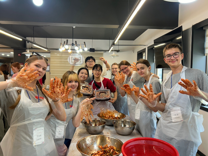 체코 학생들이 경주시 자원봉사센터에서 김장체험 및 기부 봉사활동에 참여하고 있다. 한수원 제공