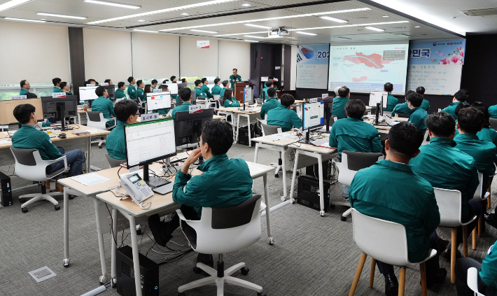 BNK경남은행 김태한 은행장과 본부 부서장들이 '2025 을지연습'에 참여하고 있다. 경남은행 제공 