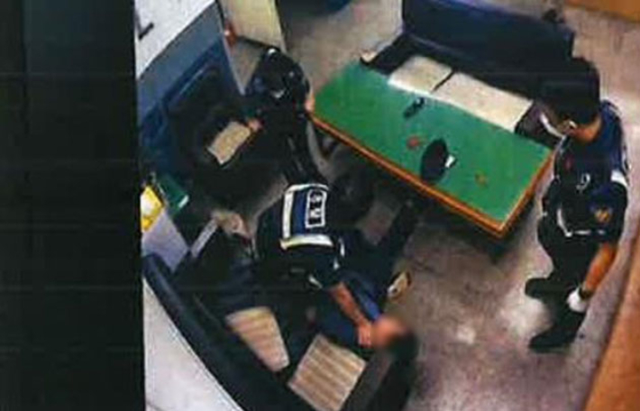 경찰관 깨문 60대 '과잉 진압' 주장…결과는 실형