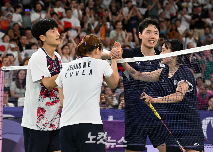 2024 파리올림픽 배드민턴 혼합 복식 4강전에서 김원호(왼쪽부터)-정나은이 서승재-채유정을 2 대 1(21-16, 20-22, 23-21)로 누른 뒤 서로 악수하는 모습. 2024.8.1 파리=올림픽사진공동취재단/SS 황진환 기자
