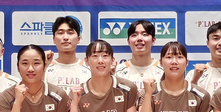 배드민턴 대표팀 김원호(위 왼쪽부터), 서승재가 18일 충북 진천 국가대표 선수촌에서 열린 대한배드민턴협회 미디어 데이에서 안세영(아래 왼쪽부터), 이소희, 백하나 등 선수들과 세계선수권대회 선전을 다짐하고 있다. 연합뉴스