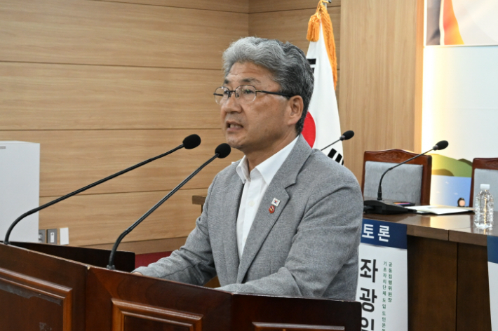 제주형 행정구역 개편안 도민토론회에서 이상봉 제주도의회 의장이 인사말을 하고 있다. 제주도의회 제공 