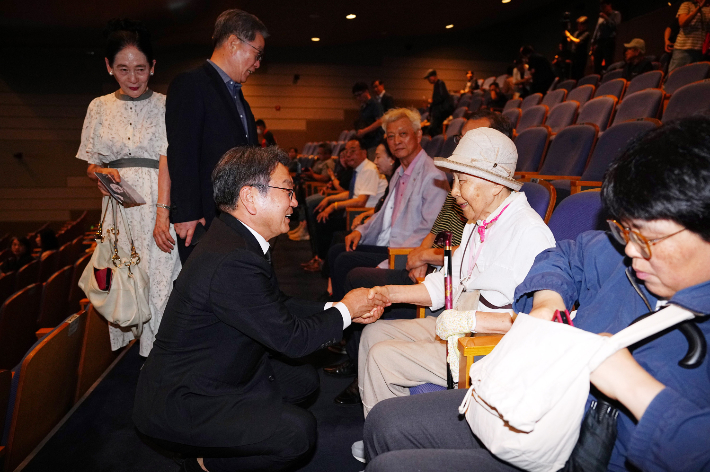 강기정 광주광역시장은 18일 '김대중 대통령 서거 16주기'를 맞아 대통령의 민주주의, 복지, 화합의 정신을 기리며 그 뜻을 이어가겠다고 다짐했다. 광주시 제공