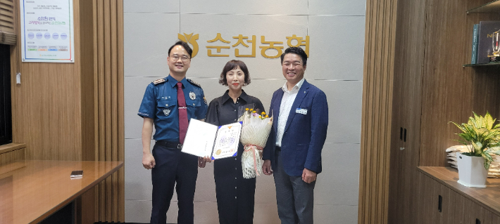 (왼쪽부터)김대원 순천경찰서장, 직원, 최남휴 순천농협 조합장. 순천경찰서 제공