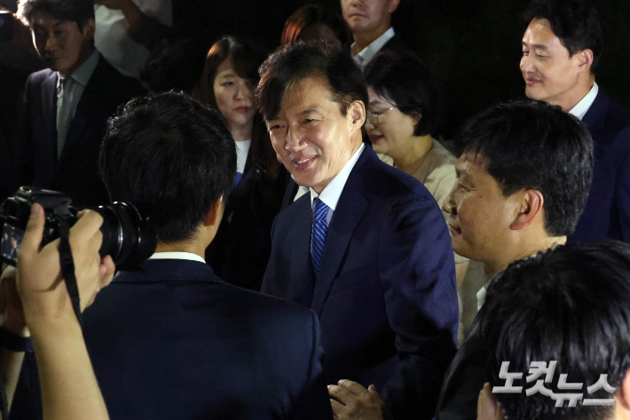 '광복절 특별사면'으로 사면·복권되는 조국 전 조국혁신당 대표가 15일 새벽 구로구 서울남부교도소를 나서며 지지자들과 밝은 표정으로 인사를 하고 있다. 윤창원 기자