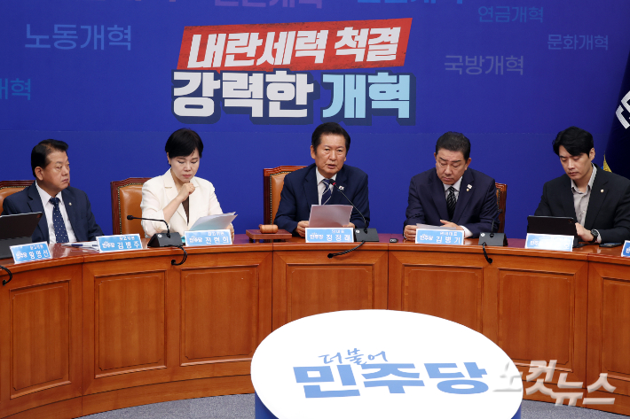 더불어민주당 정청래 대표가 서울 여의도 국회에서 열린 최고위원회의에서 발언을 하고 있다. 윤창원 기자