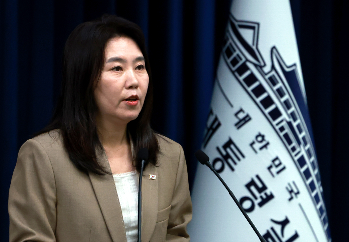 강유정 대통령실 대변인이 18일 서울 용산 대통령실 청사에서 이날 열린 국가안전보장회의(NSC) 및 국무회의 등 현안 브리핑을 하고 있다. 연합뉴스