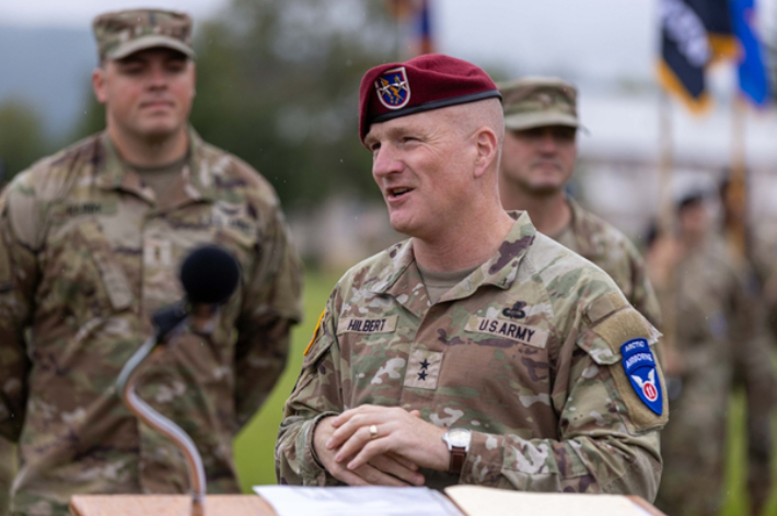 제11공수사단장 조셉 힐버트 (Joseph E. Hilbert) 육군 소장은 중국과 북한에서의 작전에도 대비하는지를 묻는 기자의 질문에 "전세계 어느 지역에서든 싸울 준비를 해야할 책임이 있다"고 답변했다. 참고로, 제11공수사단 사단장은 지난 8월 7일 힐버트 소장에서 존 코그빌 (John P. Cogbill) 준장으로 교체됐다. 사진은 지난 8월 3일 부대 포상행사에서 연설하는 힐버트 당시 사단장. 미국 제 11공수사단 페이스북 캡처