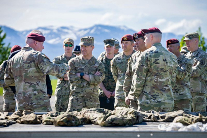 지난 5월 27~28일 존 대니얼 케인(John Daniel Caine) 미국 합참의장이 취임 후 처음으로 알래스카 엘멘도프-리처드슨 합동기지 방문했다. 케인 합참의장은 알래스카 북미항공우주방위사령부(NORAD), 11공수사단 등 기지에 주둔 중인 부대의 지휘관들과 만났다. 사진은 케인 합참의장(가운데 팔짱을 낀 4성 장군)이 제 11공수사단 지휘관의 설명을 듣고 있는 모습. 미국 합동참모본부 인스타그램 캡처