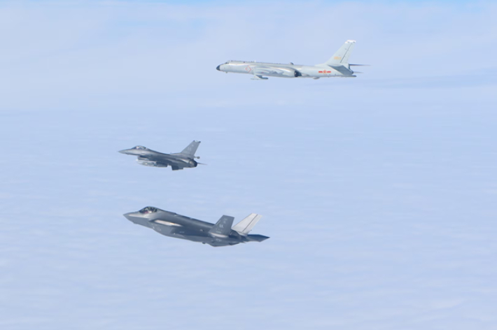 지난 2024년 7월 알래스카 부근 미국 방공식별구역(ADIZ)에 들어온 중국의 H-6K 폭격기(사진 위쪽)를 미군 전투기가 발진해 대응하는 모습. 당시 중국과 러시아는 각각 폭격기 2대씩을 동원해 알래스카 부근에서는 최초로 합동 순찰을 했다. 북미항공우주방위사령부(NORAD) 제공