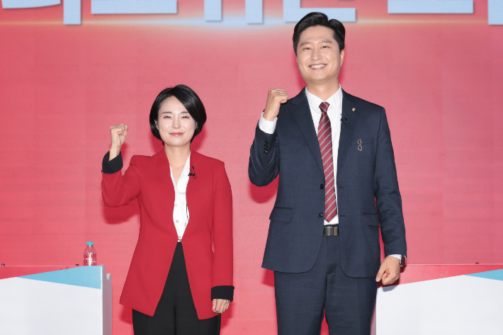 18일 서울 강서구 ASSA 아트홀에서 열린 국민의힘 8·22 전당대회 출마 최고위원·청년최고위원 후보 토론회에서 청년최고위원에 출마한 손수조, 우재준 후보가 기념촬영을 하고 있다. 연합뉴스