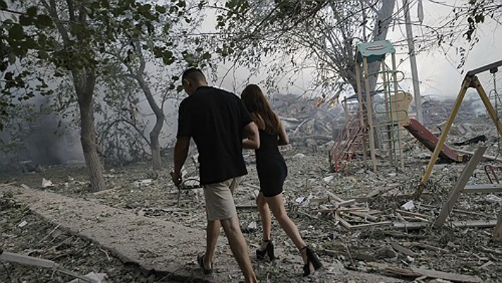 러시아의 공격에 폐허된 크라마토르스크 거리를 지나는 주민들. 연합뉴스