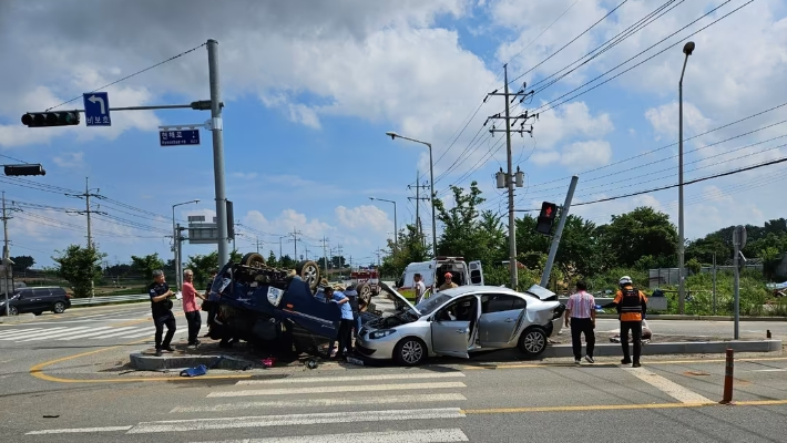 17일 오후 3시 50분쯤 전남 무안군 해제면의 한 교차로에서 1톤 트럭과 승용차가 부딪혀 1명이 숨지고 4명이 부상을 입었다. 전남 무안소방서 제공