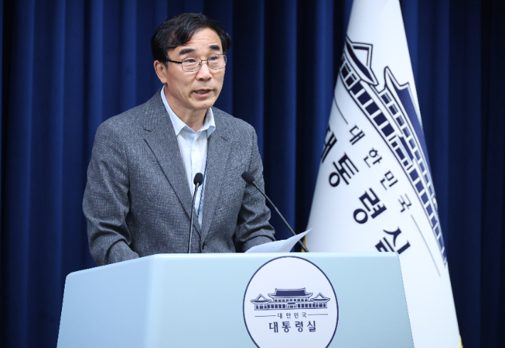 전성환 경청통합수석이 18일 용산 대통령실 기자회견장에서 청년담당관 채용 관련 브리핑을 하고 있다. 연합뉴스