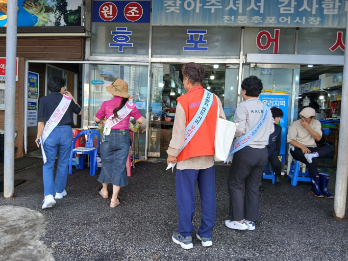 울진군이 죽변·후포항 주변에서 호객행위 금지 안내문을 배포하는 등 호객행위 금지 홍보·계도 활동을 실시하고 있다. 울진군 제공