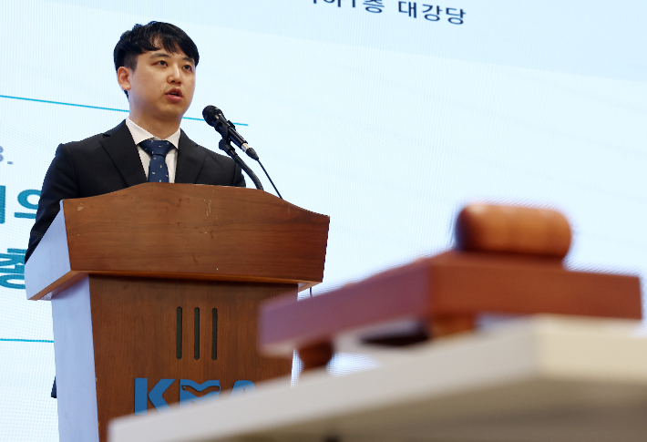 한성존 대한전공의협의회 비상대책위원장이 18일 서울 용산구 대한의사협회 회관에서 열린 임시대의원총회에서 발언하고 있다. 연합뉴스