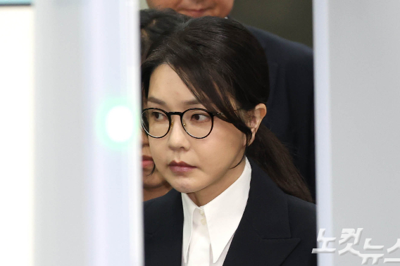 김건희 구속 후 두 번째 조사 끝…'공천개입·주가조작' 진술 거부