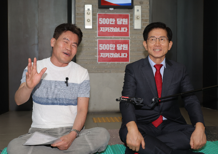 전한길, 김문수 농성장 찾아 "장동혁 지지는 오해"
