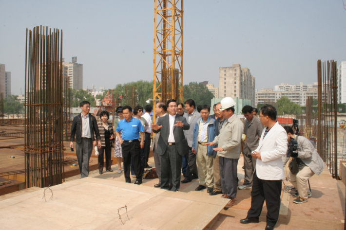 이영훈 목사가 평양심장병원 공사 진행과정을 살펴보고 있는 모습. 평양심장병원 공사는 2010년 천안함 사건으로 전면 중단된 상태다. 사진 여의도순복음교회 