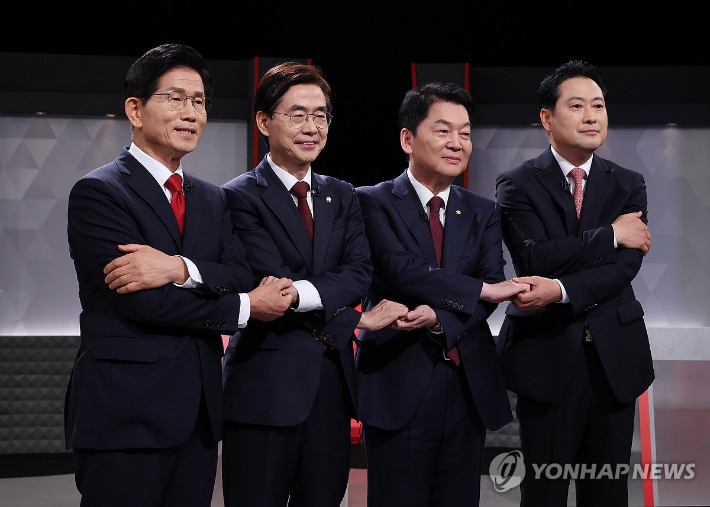 (서울=연합뉴스) 국민의힘 당 대표 선거에 출마한 후보들이 17일 서울 여의도 KBS에서 열린 2차 텔레비전 토론회에 앞서 기념 촬영을 하고 있다. (왼쪽부터) 김문수, 조경태, 안철수, 장동혁 후보. 2025.8.17 [국회사진기자단] hkmpooh@yna.co.kr 연합뉴스