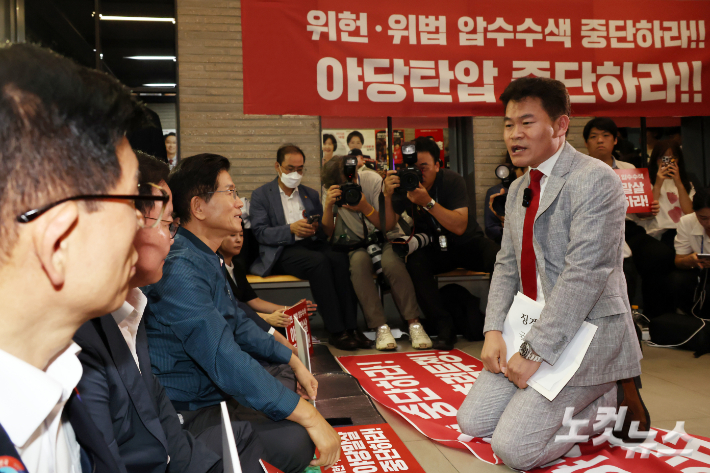 전한길 전 한국사 강사가 14일 오전 서울 여의도 국민의힘 중앙당사에서 열린 중앙윤리위원회 회의에 출석하며 전날 특검의 국민의힘 당사 압수수색을 규탄하며 농성중인 김문수 당대표 후보와 인사 후 발언을 하고 있다. 윤창원 기자