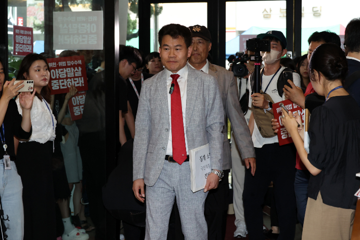 전한길 전 한국사 강사가 14일 오전 서울 여의도 국민의힘 중앙당사에서 열린 중앙윤리위원회 회의에 출석을 위해 당사로 들어서고 있다. 윤창원 기자
