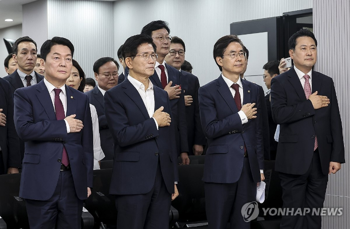 (서울=연합뉴스) 국민의힘 안철수(왼쪽부터), 김문수, 조경태, 장동혁 당대표 후보들이 14일 오후 서울 여의도 국민의힘 중앙당사에서 열린 제6차 전당대회 수도권·강원·제주 합동연설회에서 국민의례를 하고 있다. 2025.8.14 [국회사진기자단] pdj6635@yna.co.kr 연합뉴스