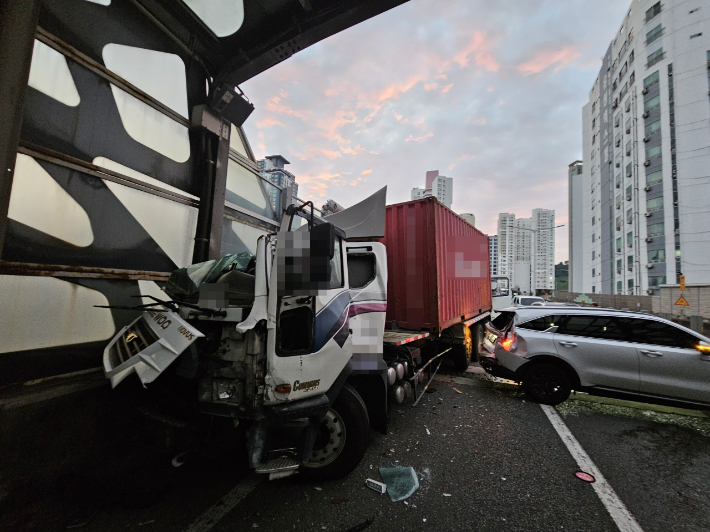 부산 동서고가도로서 3중 추돌사고…출근길 한때 정체