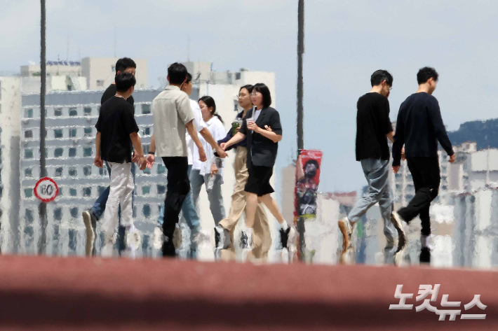 한 도로에 지열로 인한 아지랑이가 피어오르고 있다. 박종민 기자