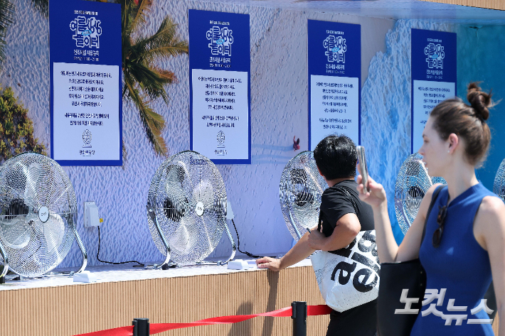 한 시민이 선풍기 앞에서 더위를 식히고 있다. 박종민 기자