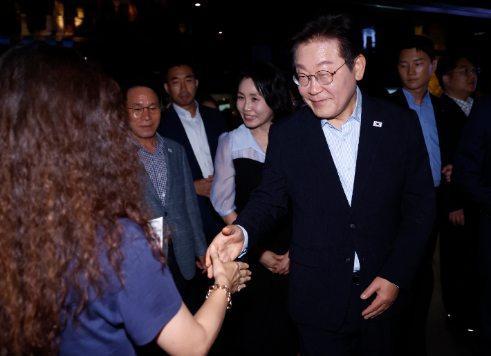 이재명 대통령과 김혜경 여사가 17일 서울 용산CGV에서 '독립군:끝나지 않은 전쟁' 관람 후 시민들과 인사하고 있다. 연합뉴스