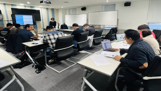 한국해양과학기술원이 운영중인 '런던의정서 경영공학 석사과정'(LPEM) 학생들이 지난해 강의에 참여하고 있다. 해양수산부 제공