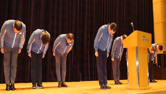 사과 인사하는 정희민 포스코이앤씨 사장. 연합뉴스