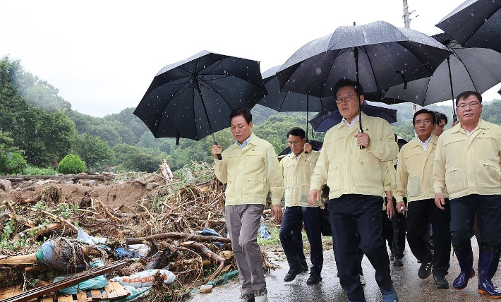경남 산청군 산청읍 부리마을 피해 현장 점검에 나선 이재명 대통령(가운데)과 박완수 경남지사(왼쪽). 연합뉴스 