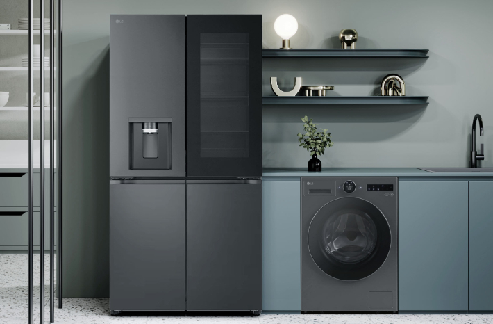 LG전자 프렌치도어 냉장고와 일체형 세탁건조기 '히트펌프 워시콤보' 신제품이 집 안 공간에 배치된 모습. LG전자 제공