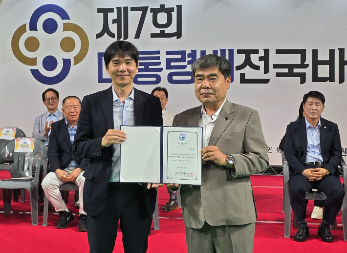 대한바둑협회 홍보대사로 위촉된 전 프로기사 이세돌 9단(사진 왼쪽). 한국기원 제공