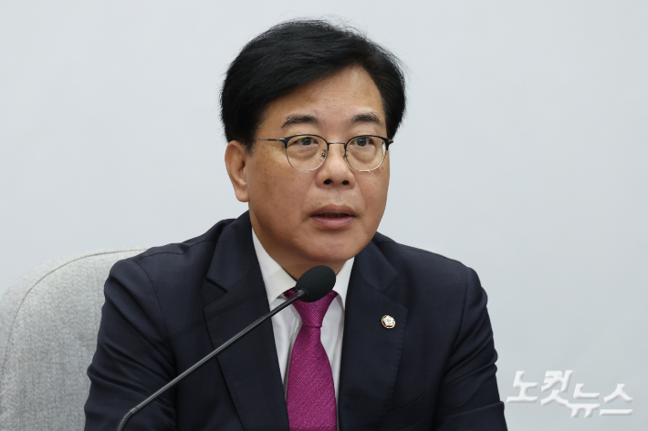 국민의힘 송언석 비상대책위원장 겸 원내대표가 19일 서울 여의도 국회에서 열린 원내대책회의에서 발언을 하고 있다. 윤창원 기자