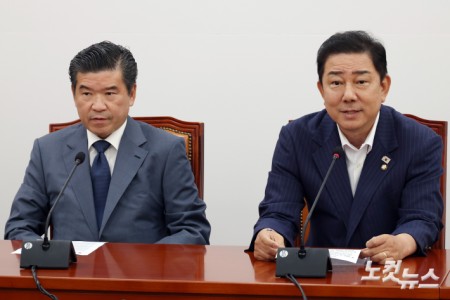 더불어민주당 김병기 원내대표가 19일 서울 여의도 국회에서 제임스 김 주한미국상공회의소(암참, AMCHAM) 회장을 만나며 발언을 하고 있다.