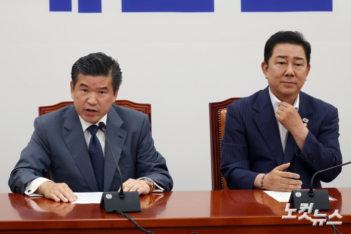 제임스 김 주한미국상공회의소(암참, AMCHAM) 회장이 19일 서울 여의도 국회를 찾아 더불어민주당 김병기 원내대표와 만나며 발언을 하고 있다.